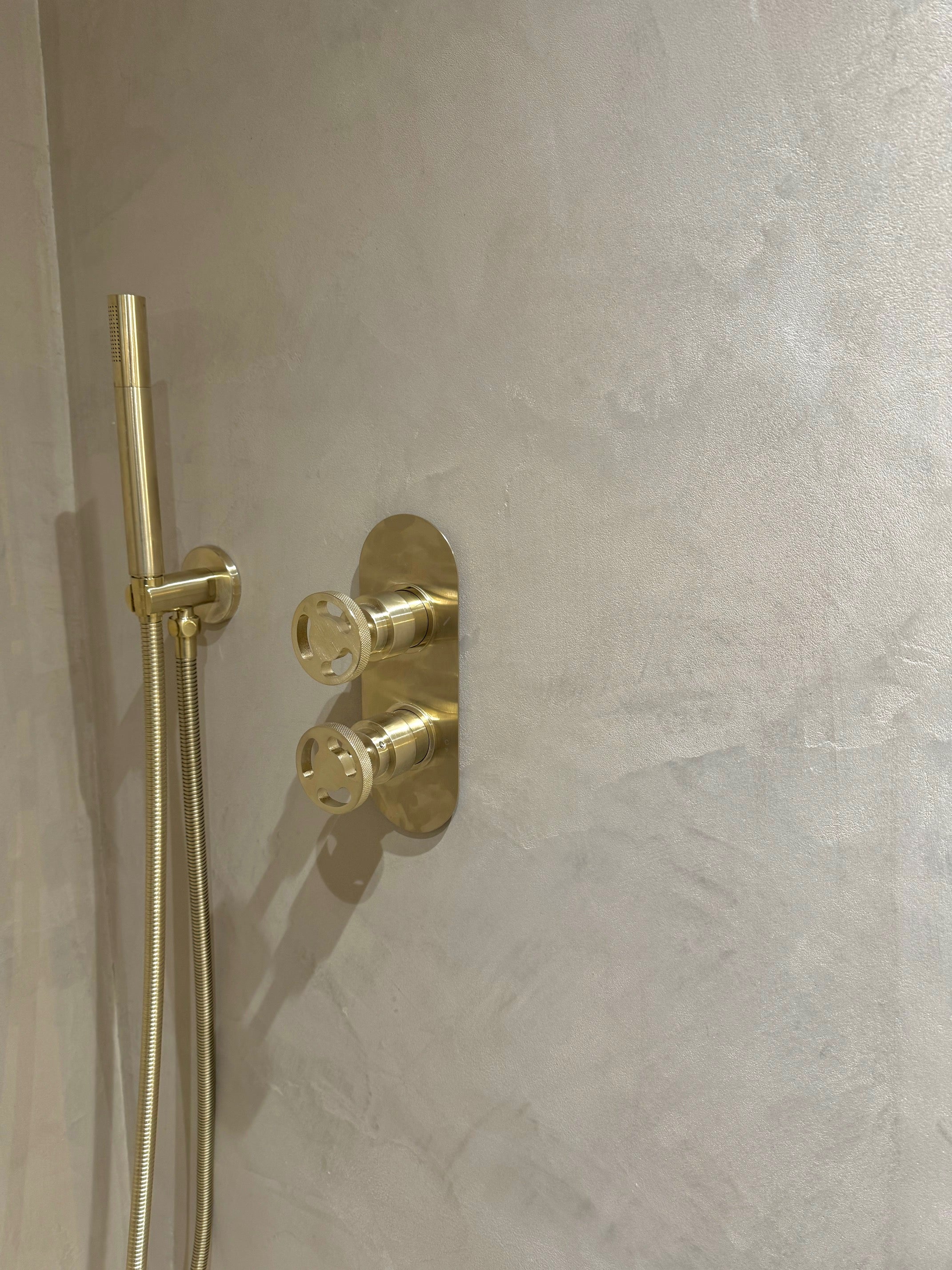 What are the Advantages of Microcement over Tiles?